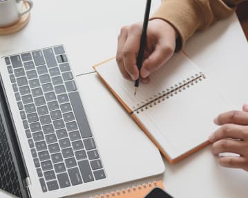Come scrivere il primo curriculum vitae (con esempi)