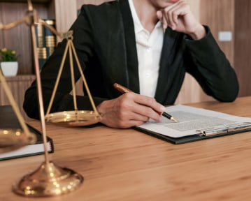 Come scrivere un curriculum da avvocato (con esempi)