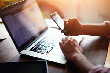 Quasi 6 lavoratori su 10 si occupano di questioni personali sul lavoro. Per molti, questo aumenta la produttività.